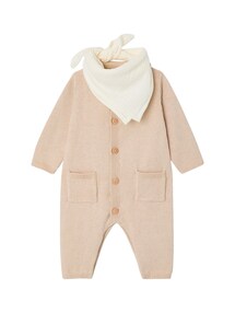 Baby-Set: Strick-Overall und Musselin-Bandana