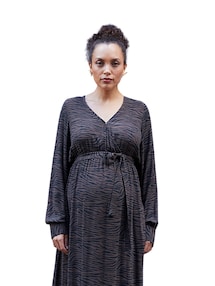 Langes Kleid mit Zebra-Print für Schwangerschaft & Stillzeit