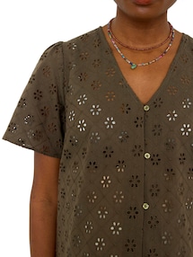 Bluse mit Lochstickerei für Schwangerschaft und Stillzeit