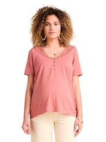 Wendbares Umstandsshirt mit Makramee-Spitze
